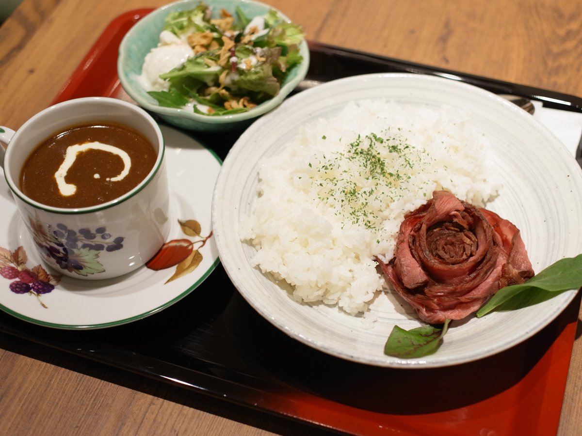 但馬屋珈琲店 本日より新発売 但馬屋珈琲店新宿南口店限定です カレーにローストビーフ サラダがついて980円 税込 です ごはんの大盛り無料 お飲み物とのセットは1 500円 税込 です 本日のランチにいかがでしょうか