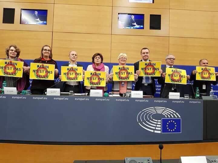 CelalGulluoglu's tweet photo. O kadar samimiyetsizsiniz ki... Esad rejimi binlerce kişiyi katlederken de gösterseydiniz ya duyarlılığınızı! Ama böyle yapmanız iyi oluyor. Türkiye Cumhuriyeti Devletinin ne kadar doğru yaptığını daha iyi anlıyoruz! https://t.co/cky9TQ4qU9