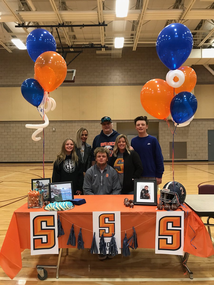 LPKnightsFB's tweet image. Congrats @thomasbateman_  for signing to play football at Snow College today.  Way to represent LP.  The future looks bright! #lpknights #lpfamily