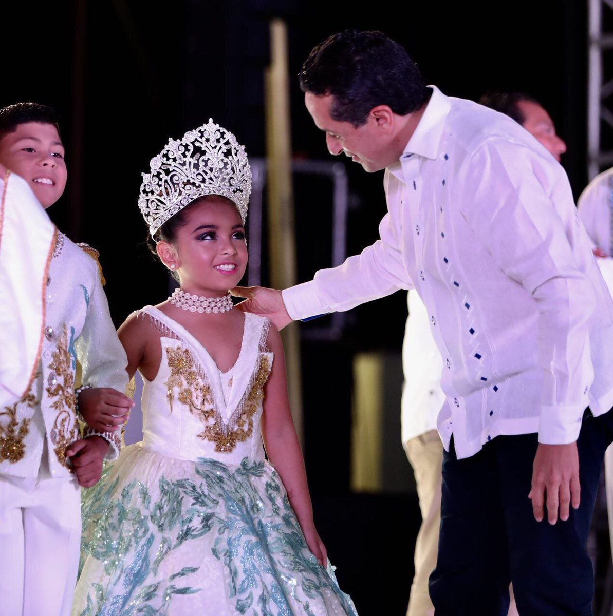 CarlosJoaquin's tweet photo. Mantener y cuidar nuestras tradiciones es de suma importancia para nuestra identidad quintanarroense. Por ello asistí a la coronación de Reyes y Reinas del #Carnaval2018 de #Chetumal, un evento inclusivo para el disfrute de las familias. https://t.co/uR9B1bBK4P