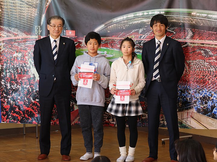 浦和レッズオフィシャル 2 8 さいたま市立大久保小学校でafcチャンピオンズリーグ Acl 優勝の記念品贈呈式が行われ レッズから立花洋一副社長のほかクラブスタッフ4名が出席し 同校の児童2名が代表して記念品のペンケースを受け取りました 詳しくは 浦和レッズオフィシャル 2 8 さいたま市立大久保小学校でafcチャンピオンズリーグ Acl 優勝の記念品贈呈式が行われ レッズから立花洋一副社長のほかクラブスタッフ4名が出席し 同校の児童2名が代表して記念品のペンケースを受け取りました 詳しくは