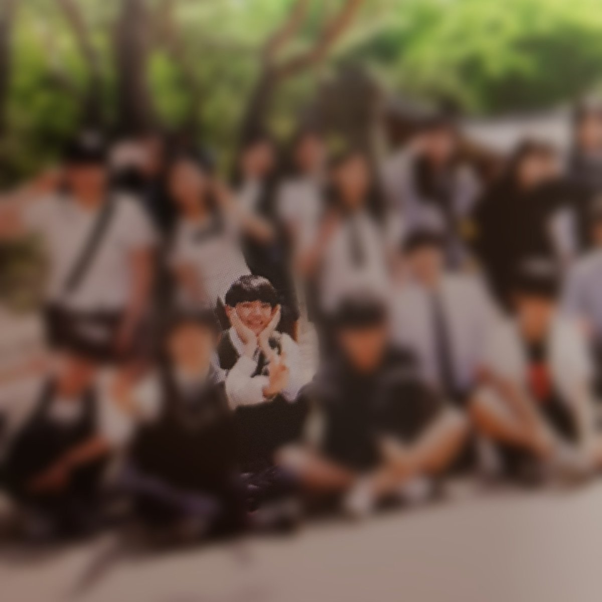 wstbY7XUhkGLSGQ's tweet photo. 올라올줄 알았는데 안올라와서.. 졸업앨범 뒷쪽에 있는 나노서네 입니다 
2학년 현장체험학습과 2학년 체육대회 입니다 그리고 이미 올라온 졸업사진에서 명찰이 넣어져있는 이유는 서네가 그날 교복자켓을 안입고와서 이과칭구한테 빌렸던 것으로 기억합니다 #안형섭 https://t.co/r2KdNaEFgR