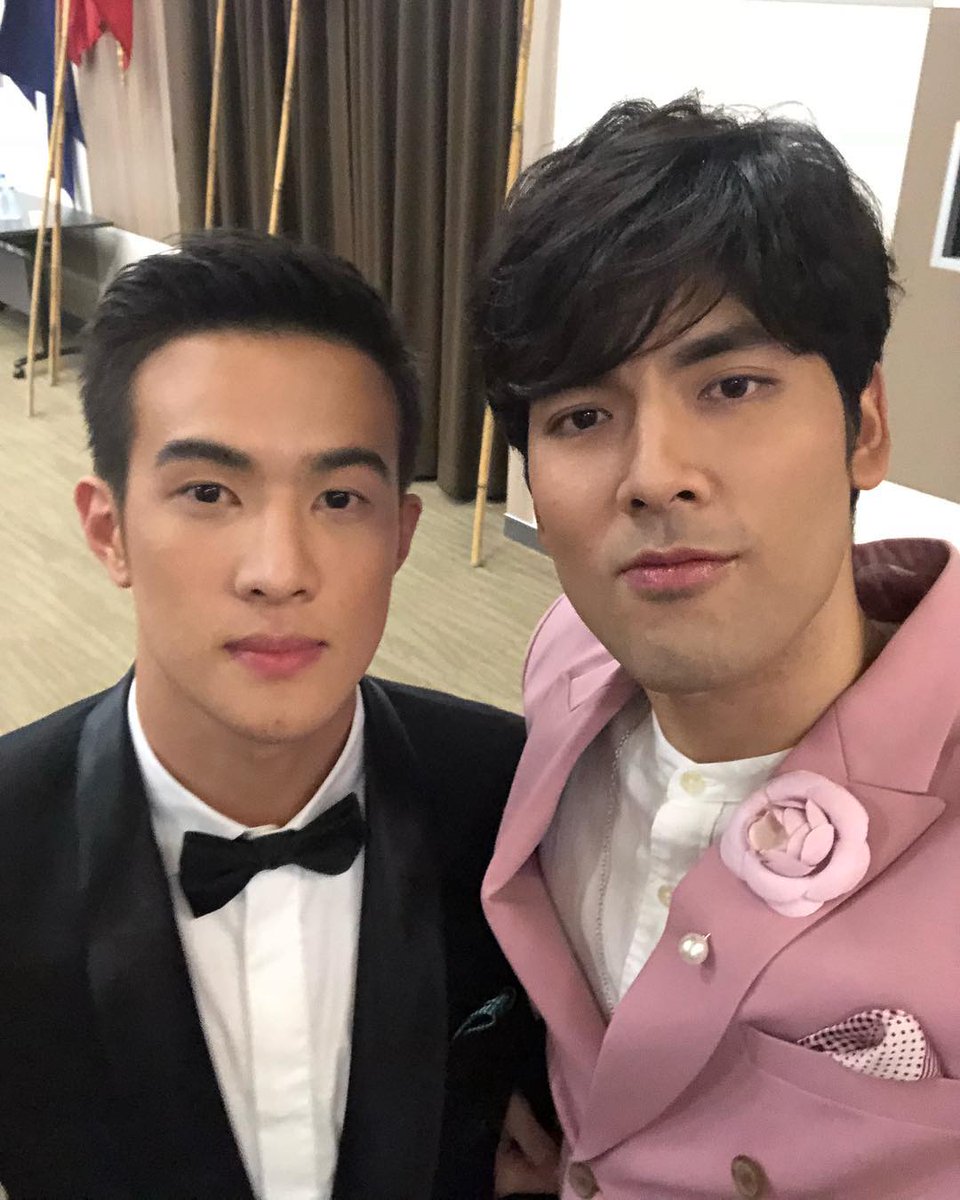 พี่คนเดิม เพิ่มเติมสูทชมพู อิอิ #ริชชี่4hours @JamesmaLuv