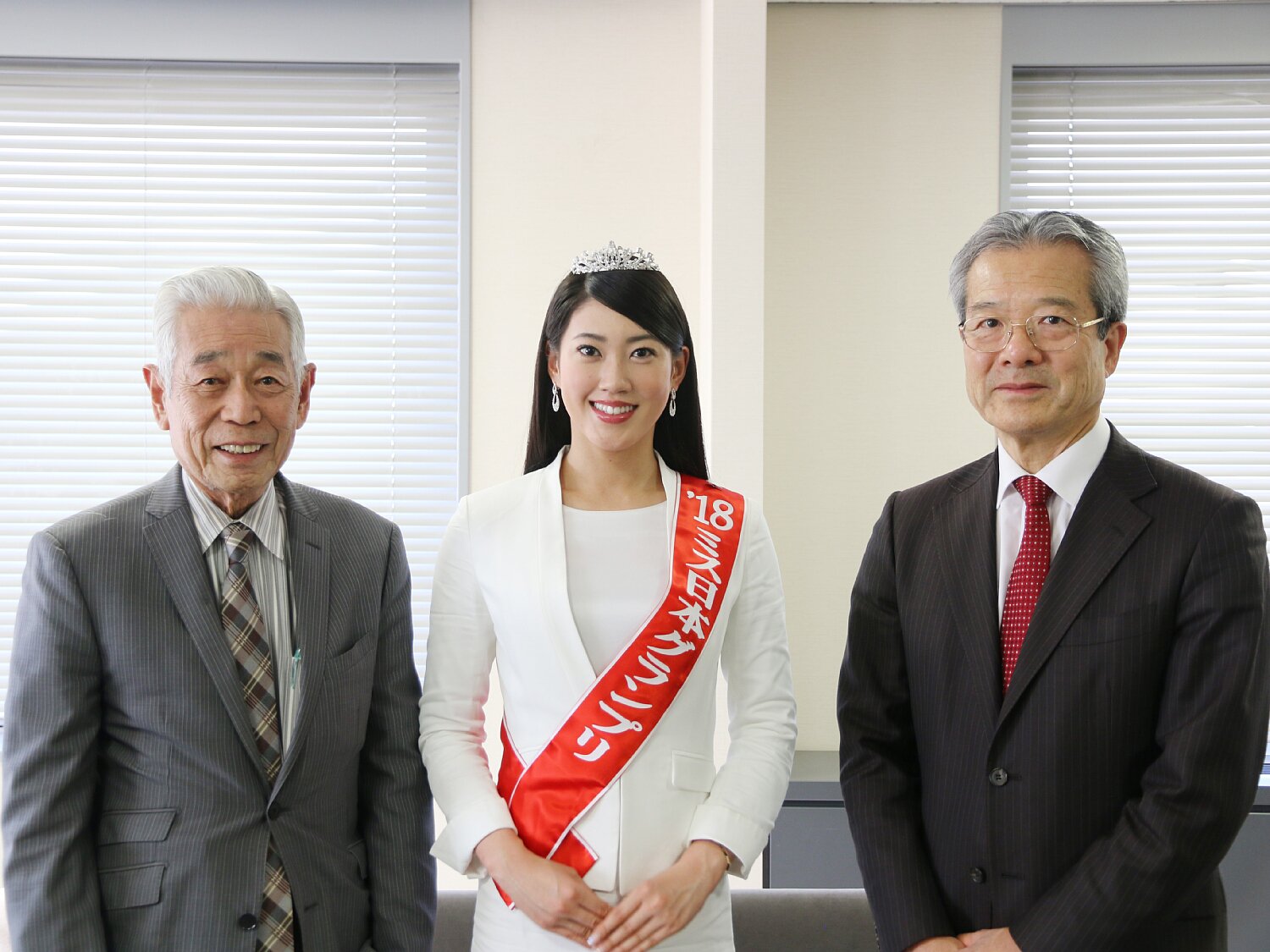 椙山女学園大学 椙山女学園中学校 高等学校 椙山女学園大学人間関係学部 卒業生でミス日本グランプリ18に選ばれた市橋礼衣さんが本学園を表敬訪問し 森棟公夫理事長 学長 椙山正弘学園長と歓談されました 椙山女学園大学 椙山女学園中学校 高等学校 椙山女学園大学人間関係学部 卒業生でミス日本グランプリ18に選ばれた市橋礼衣さんが本学園を表敬訪問し 森棟公夫理事長 学長 椙山正弘学園長と歓談されました