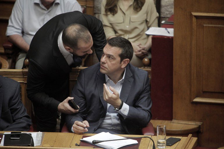 TsiprOrfanos's tweet photo. -Αφεντικό! Στο συλλαλητήριο έχουν κατέβει 1 εκατομμύριο πάνω κάτω
-Βάλε την αστυνομία να πει 100.000
-Δε θα το πιστέψουν!
-Βρες ψευδομάρτυρες για τη #novartis 
-Ρεζίλι θα γίνουμε!!
-ΤΟΤΕ ΔΩΣΕ ΑΔΕΙΑ ΣΤΟΝ ΚΟΥΦΟΝΤΙΝΑ! ΜΗ ΜΕ ΠΡΗΖΕΙΣ!!! https://t.co/dvEkVvFLkU