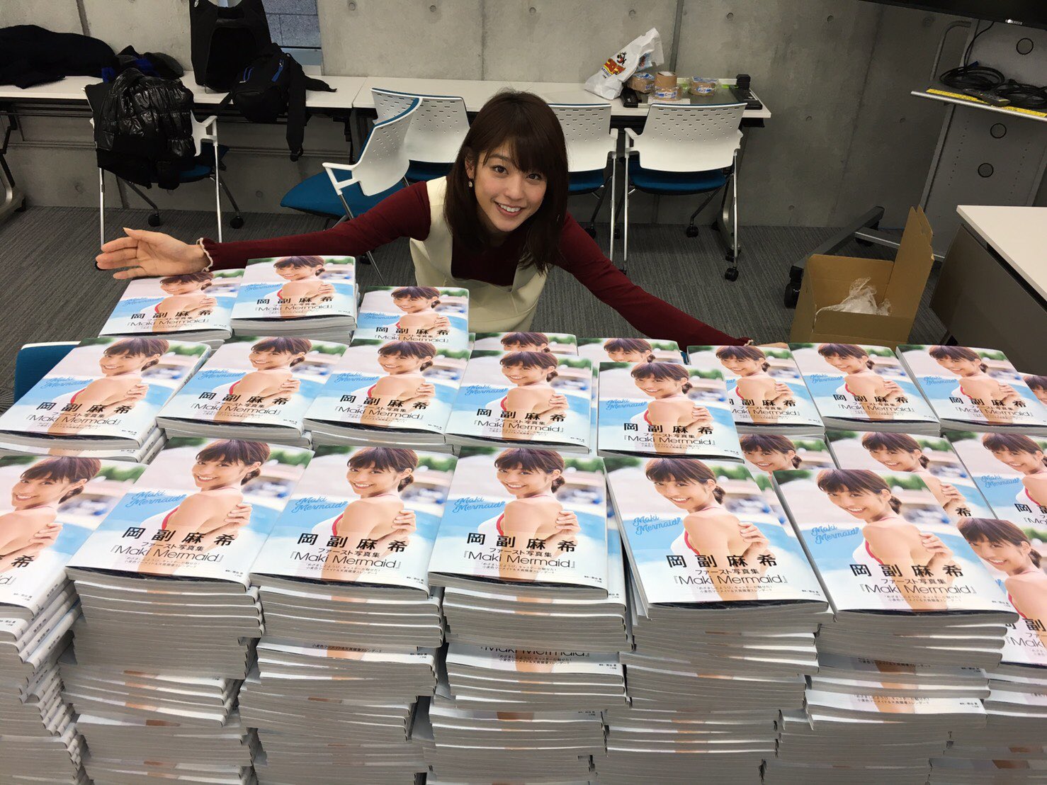 スピリッツ編集部 Sur Twitter 岡副麻希さんが ファースト写真集の発売記念イベント用のサインを書きに 小学館まできてくださいました 2 18 日 Hmv Books Shibuyaにて行われます 当日でも参加できますので よろしくお願いいたします T Co