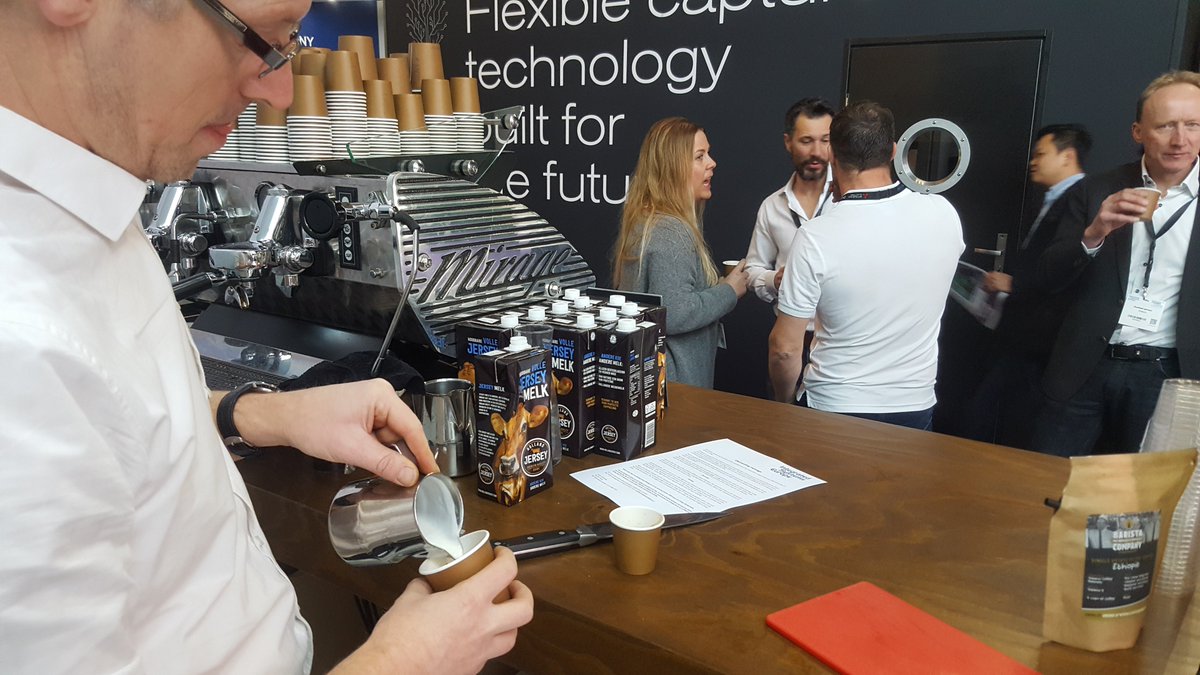 We gaan van start met de derde dag van de ISE. De eerste bezoekers beginnen langzaam binnen te stromen. Onze barista staat al weer in de startblokken om een heerlijke espresso voor u in te schenken. Kom langs hal 11 en proef het zelf. #ISE2018 #Kinly