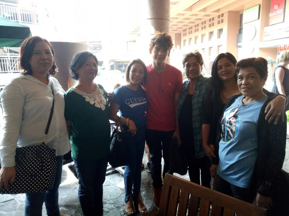fanacct__'s tweet photo. Ang ating mga lodi na Titas with @voltsvallejo !!! Enjoy po kayo. 

#MarisStarEventsFanCon https://t.co/CN6D0knFEe