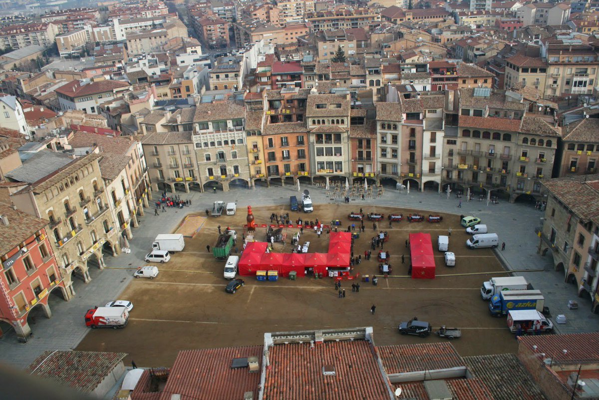 Sabies que antigament el #Carnaval 🎭 era l'última oportunitat de menjar porc abans que comencés la Quaresma? D'aquí neix la tradició del #DijousLlarder. 🐽 Si tens ganes de viure una festa tradicional, apropa't a la Plaça Major de #Vic! bit.ly/DijousLlarderV…