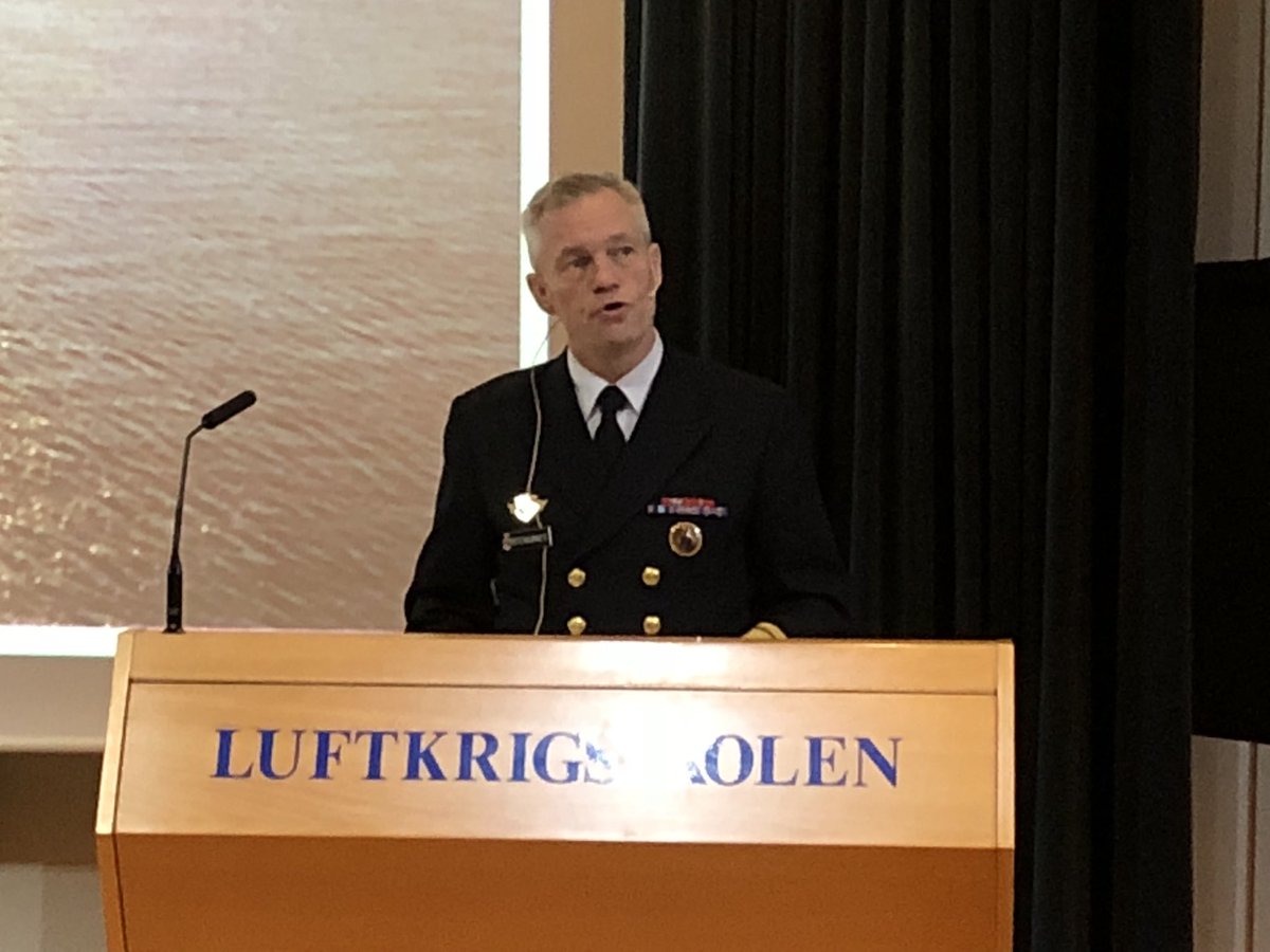 Luftmaktsavd's tweet photo. Kontreadmiral Stensønes presenterer @Sjoforsvaret betraktninger rundt MDB @Luftforsvaret #luftmaktseminar2018 https://t.co/yDrqcb7k2X