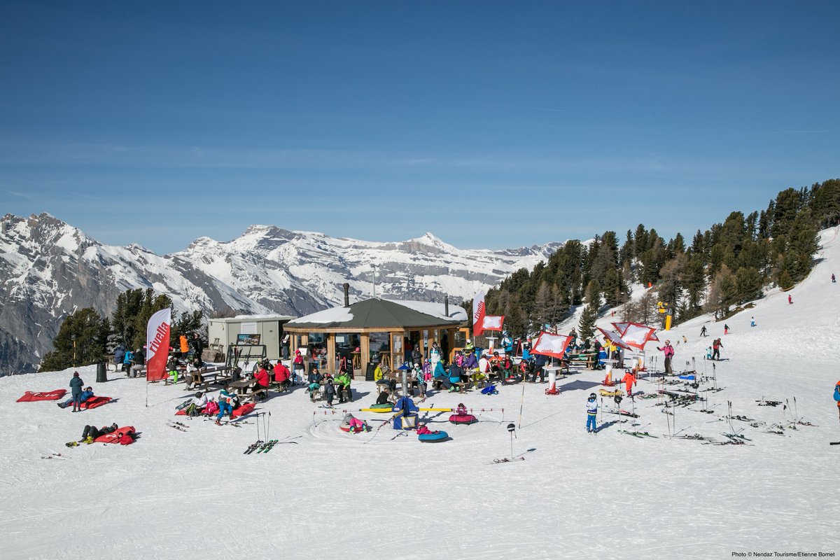 First time on skis with the kids? If so, the #Tracouet Lake Arena in <a href="/NendazSuisse/">Nendaz Switzerland</a> is just what you’re looking for! bit.ly/2EdOPQA
