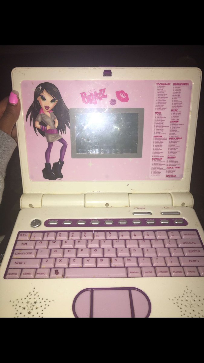 albanynaomi's tweet photo. #Tweetlikethe2000s 
Your first laptop😭 this was the ultimate laptop if you had this you was winning period https://t.co/kl7ncCPegL