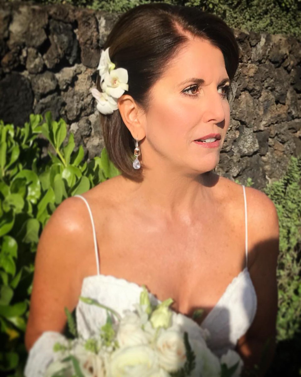 Adam's IG: "Mom makes a stunning Bride 🌹"
instagram.com/p/Be7AW0LhU32/
DL scontent-dft4-1.cdninstagram.com/vp/06cc98f5aad…