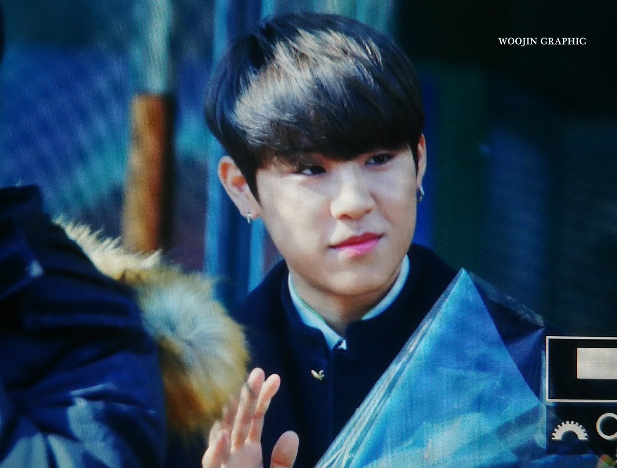 WoojinGraphic's tweet photo. 180208 졸업식
우진아 졸업축하해😘 20대 환영해😉
#박우진 #워너원 #ParkWoojin  #WANNAONE️ https://t.co/7yCieXqUPs