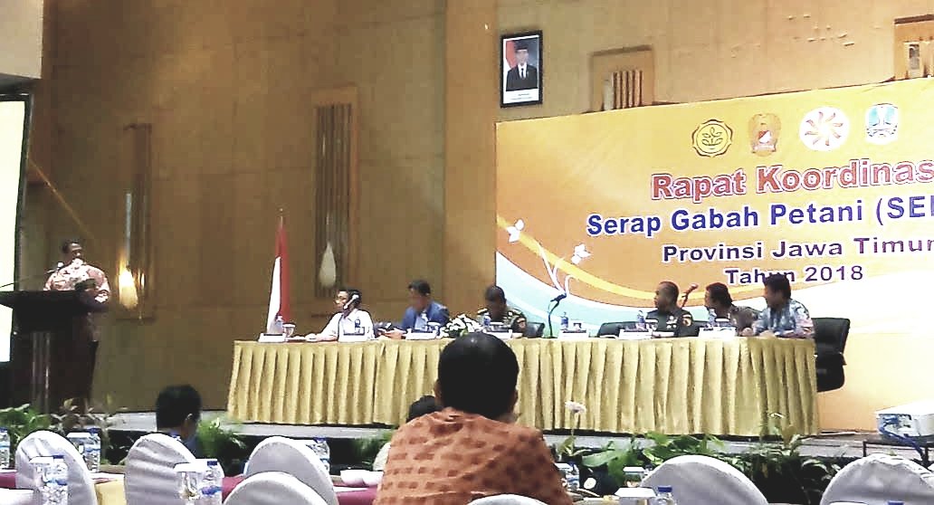 BadanPangan's tweet photo. Menteri Pertanian @Amran_Sulaiman1 pimpin rapat koordinasi serapan gabah petani di Jawa Timur bersama @PerumBULOG dan @tni_ad
@kementan
#Sergab #gabah #beras #petani #PetaniSejahtera #StokPanganAman #HargaPanganStabil https://t.co/PXVTBDx9zR
