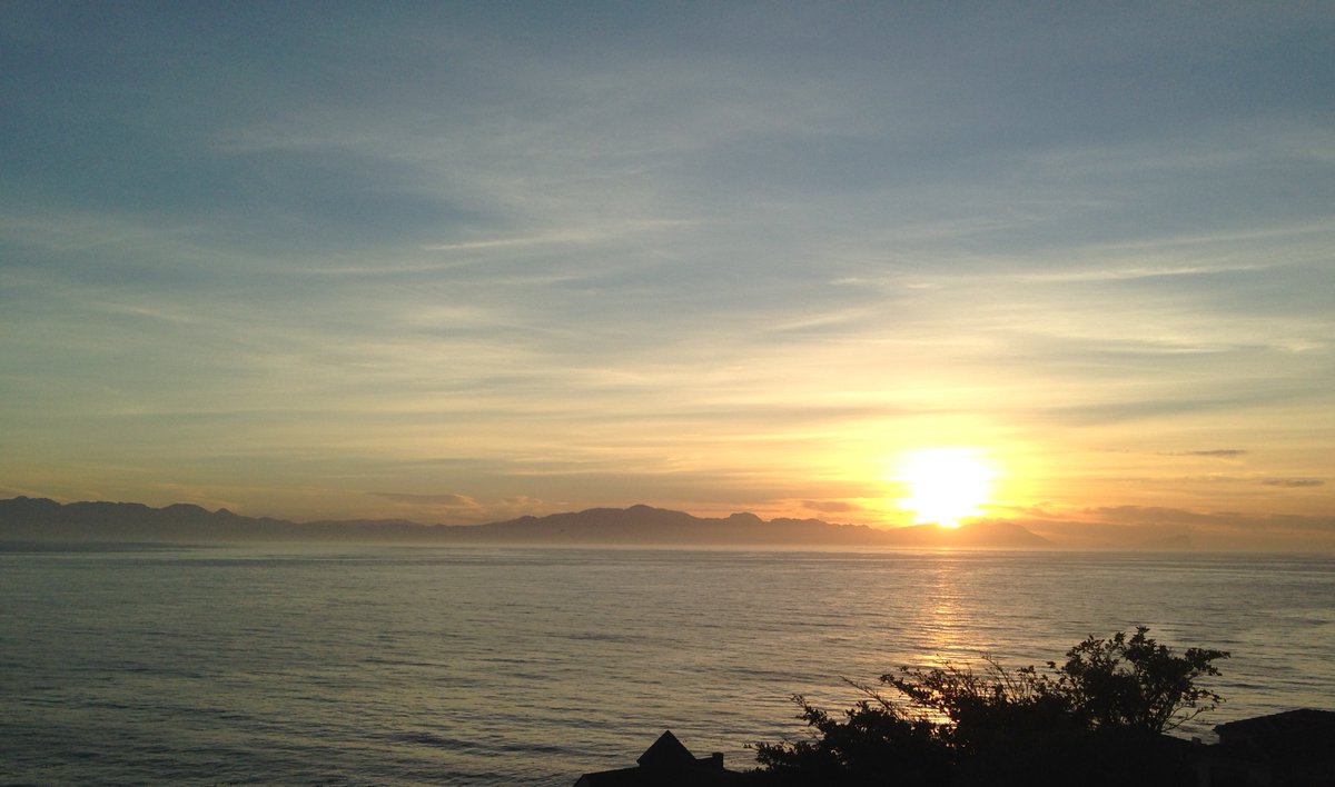visitsimonstown's tweet photo. Simonstown Sunrise 
At last a calm sea! Warm day 22º expected, with clouds building towards the end of the day. Rain due overnight. Put out your buckets!
#simonstown #sunrise #CapeTown #billboardsa #falsebay https://t.co/obhW5jpKa0
