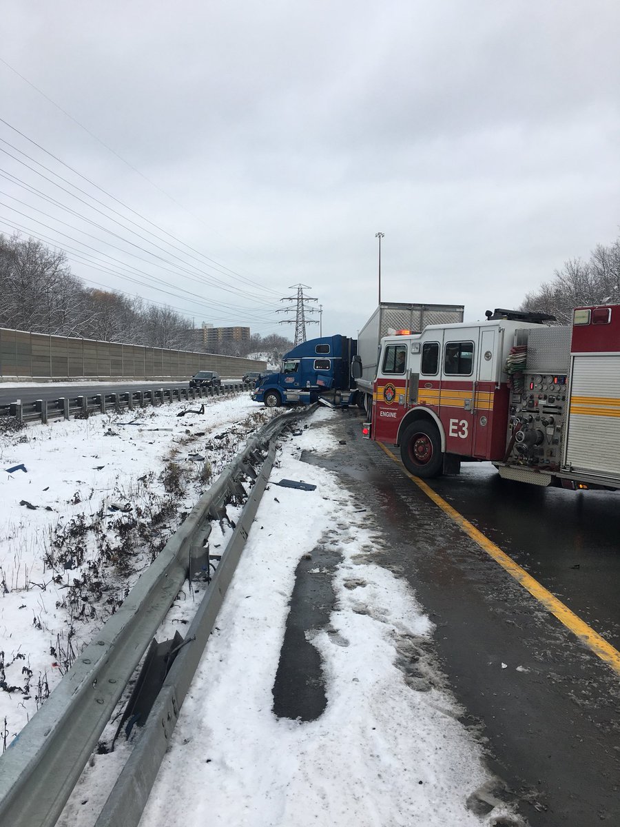 Expresshamilton's tweet image. Jackknife on the 403 today #towlife #rotator #HeavyRescue401
