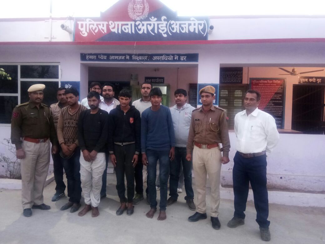 AjmerpoliceR's tweet photo. अराईं थाना पुलिस की कामयाबी । गत 20 जनवरी को थानांतर्गत समीपवर्ती ग्राम गेहलपुर में जग प्रसिद्ध हिंगलाज माता मंदिर से गहने ओर नगदी चुराने के आरोपी पुलिस गिरफ्त में.
#AjmerPolice #SafeAjmer #BeSafe #SefetyFirst https://t.co/BVq2tNKcp8