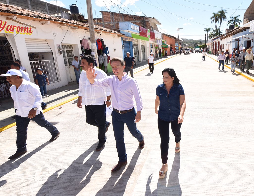 Con el Programa #RescatandoTusCalles inauguramos 5 calles pavimentadas con concreto hidráulico en #ÁngelAlbinoCorzo, incluida la nueva red de agua y drenaje.