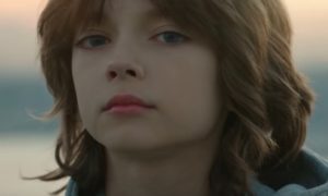 最新cmの鬼 日産cmの外国人子役で髪の長い少年は誰 矢沢永吉と見つめ合う男の子 T Co Xf6rdwihsf T Co Qowlzepdja Twitter