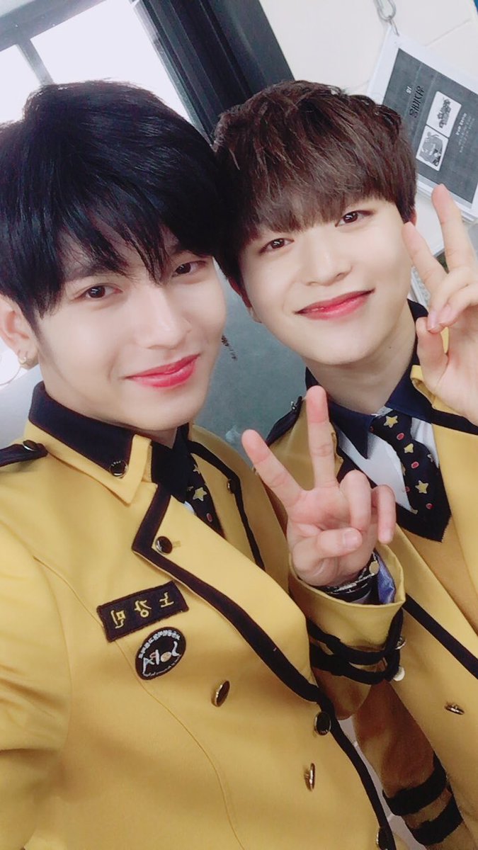 teamct_romeo's tweet photo. [스무살민🐶] 오늘 졸업했습니다! 축하해주셔서 감사합니다😘!얘들아 졸업축하한다💛💛😘😘 #졸업축하해 #마크 #동현 #라운 #그리고 #강민이도 https://t.co/534XTApU9f