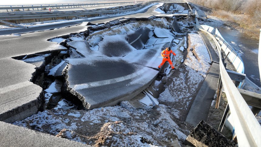 derspiegel's tweet photo. Ostsee-Autobahn: Loch auf der A20 ist nun doppelt so groß wie vorher https://t.co/uyJIM7J27w https://t.co/x9InbabJUc