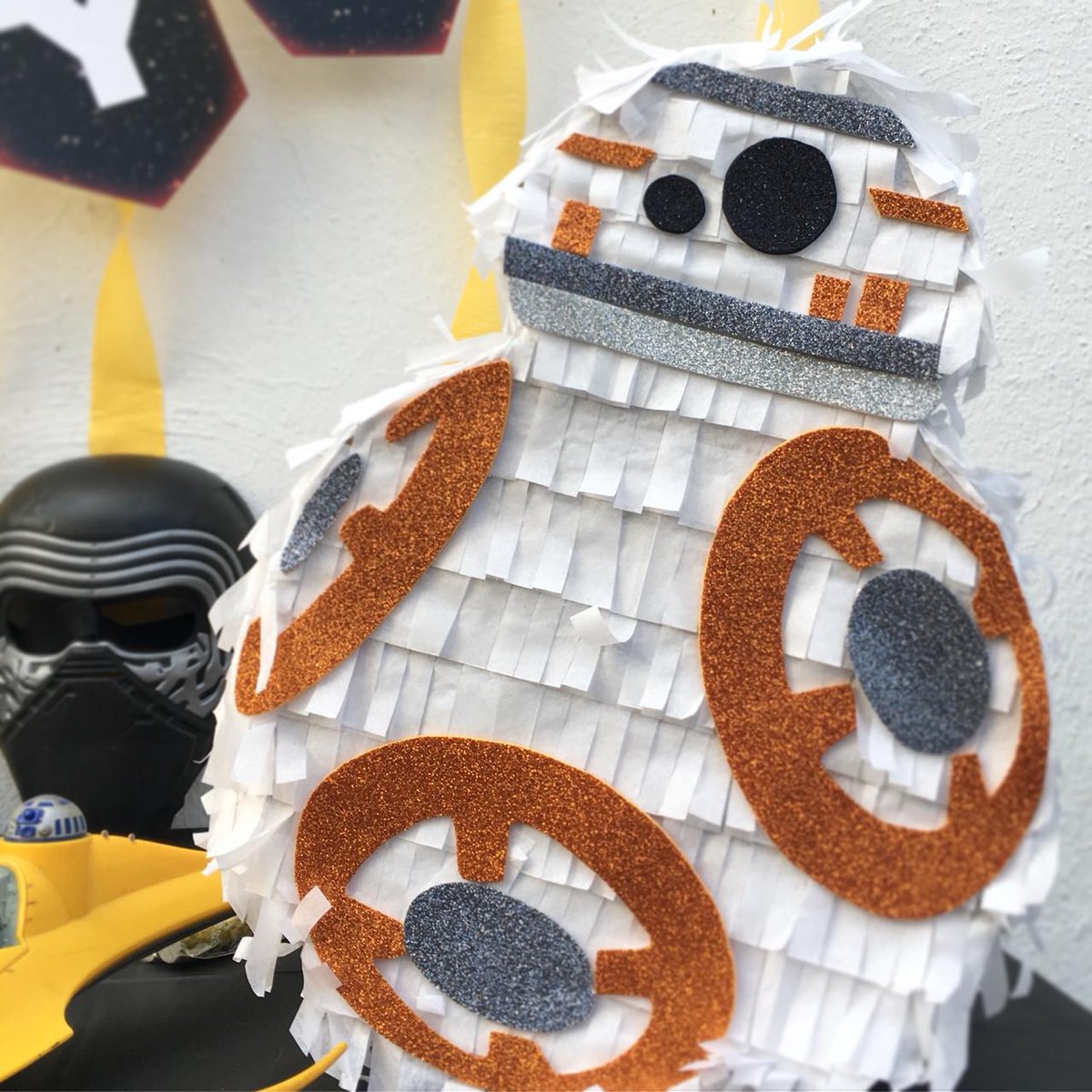 GustavoVCG's tweet photo. @starwars do you fancy a #BB8 piñata? Amazing handmade artcraft made by #aRolete https://t.co/FgNchAGoSP ! It's my birthday very soon! What do you think @SonnicSue ? #StarWars https://t.co/fLYQGsd1bS