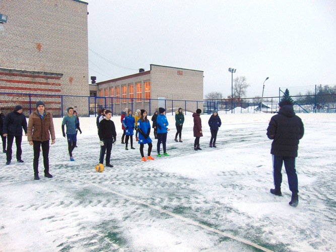 Площадка используется с 2015 года для тренировок футболистов и проведения физкультуры с учащимися школы №1, поэтому каток на данной площадке не заливается. Площадка расчищена и используется по назначению. Расчистка снега осуществляется Спортивным центром «Кинель».