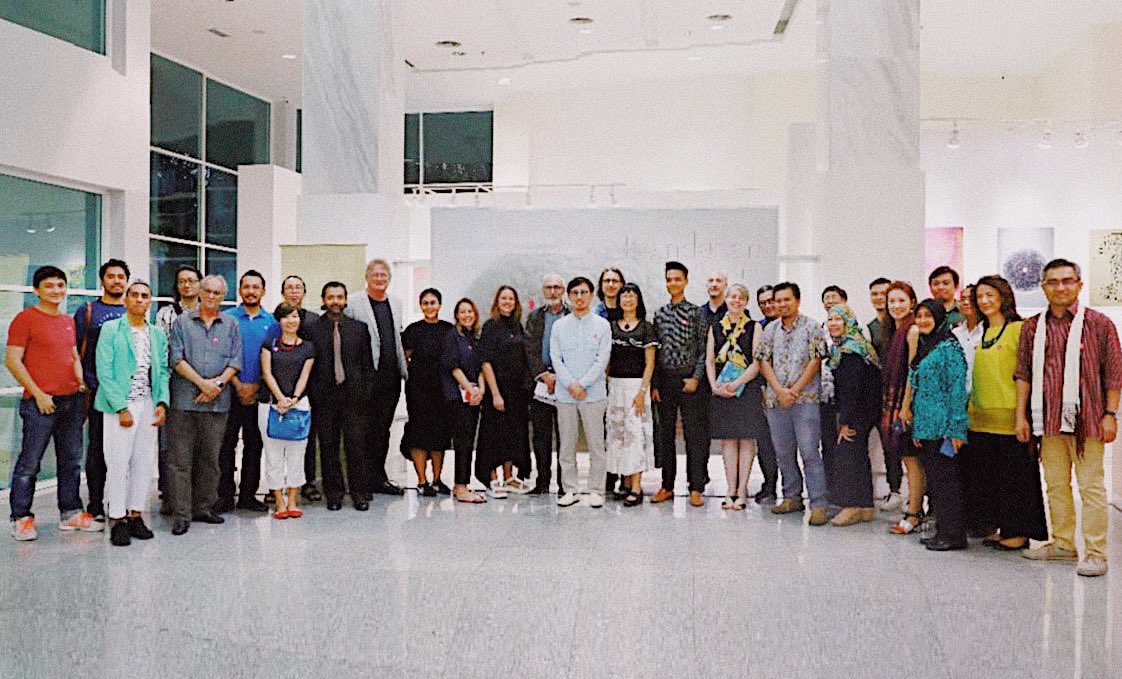 muidlatif's tweet photo. Pleasure meeting the creative leaders from @theicoD, @wregamalaysia @gaguild & #KECD at the launch of #TheBeautyOfAsia #PosterExhibition. Had a great time catching up & chat with everyone. Do visit the exhibition @ Creative Space, @BalaiSeniNegara until 15 Feb. Free admission https://t.co/Bu2C3Hz34G