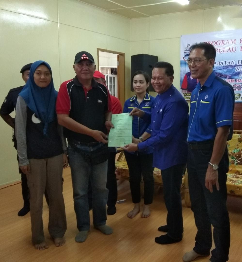 jpnmsabah's tweet photo. Program Kolaborasi Rakyat dan Pemimpin DUN N.60 bersama Jabatan Pendaftaran Negara di Pulau Sebatik sebentar tadi. https://t.co/CYKBZLMZVn