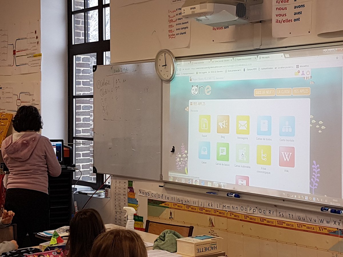 DamienMerelli's tweet photo. #forumatice.Porte ouverte à Montgueux dans la classe de Jean-Michel Jeannin. Utiliser l'espace numérique de travail comme support pour réaliser des présentations avec le cahier multimédia. Merci aux parents qui se sont déplacés. https://t.co/dfFoATsnVH