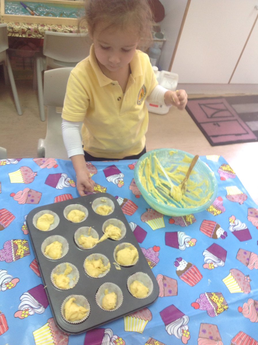 Horizon_FS1's tweet photo. Inspired by @annaephgrave the Amazing Alligators in FS1 are baking cakes independently (and like pros) #PowerfulLearners #RealBoldBeginnings https://t.co/rrxZsVjZRq