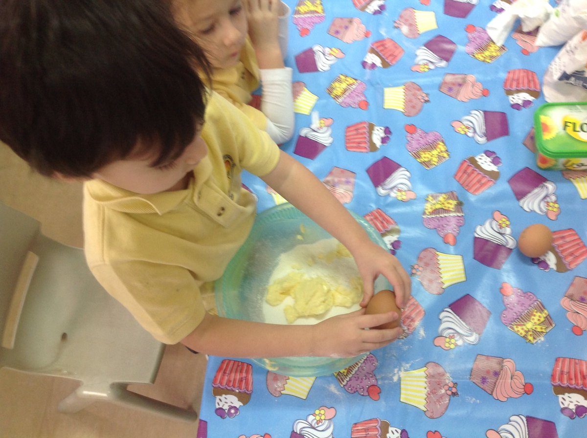 Horizon_FS1's tweet photo. Inspired by @annaephgrave the Amazing Alligators in FS1 are baking cakes independently (and like pros) #PowerfulLearners #RealBoldBeginnings https://t.co/rrxZsVjZRq