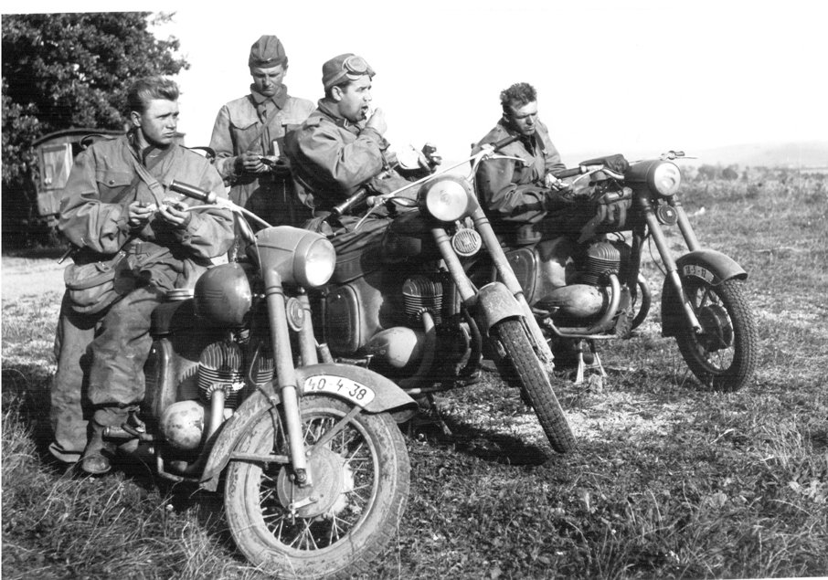 TheGhostRider31's tweet photo. So these mighty 2-Strokers were also used in semi-combat roles in Eastern Europe !! #CzechMate #Jawa #Army #Combat #DespatchRider #BikerLife https://t.co/w3csyMa2DS
