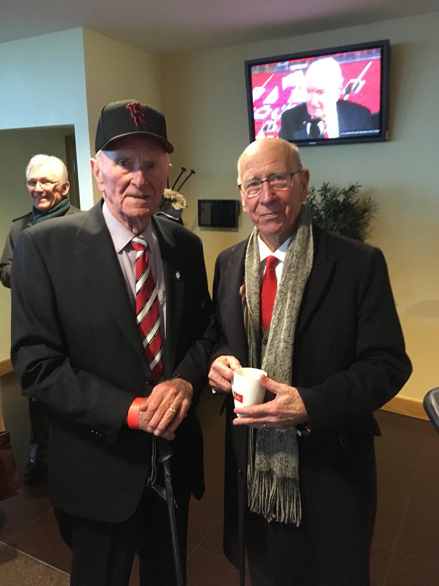 coolnotesix's tweet photo. Harry Gregg (85) &amp; Sir Bobby Charlton (80), dua korban selamat dari tragedi Munich 60 tahun yang lalu. #FlowersOfManchester https://t.co/e48lxEMVsS