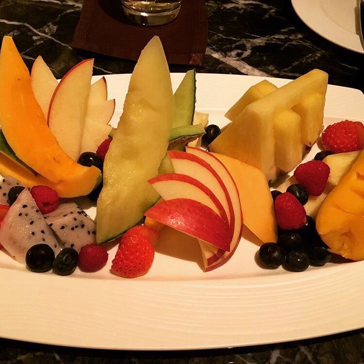 昨日はリッツカールトン京都のバーで師匠と呑みました🥂

久しぶりにバーに行ったなぁ
何気に今年初かも🤔

いちごのカクテルとフルーツプレート美味しかった！(女子か！って😂)

「ふらっとこういうところにこれるようになって、成長したよな」って話してました！