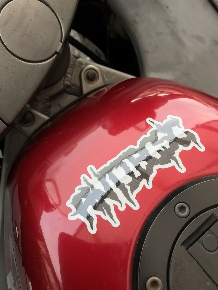 にっぷる Vt250spada アンチビクスクのステッカー バイクに貼りました もう1枚は丁度家に来てた友達が アンチビクスクを知らなかったんで知名度をあげるためあげましたww 早速自分のバイクに貼ってました Mt Antibcsc Antibcsc Bee Antibcsc