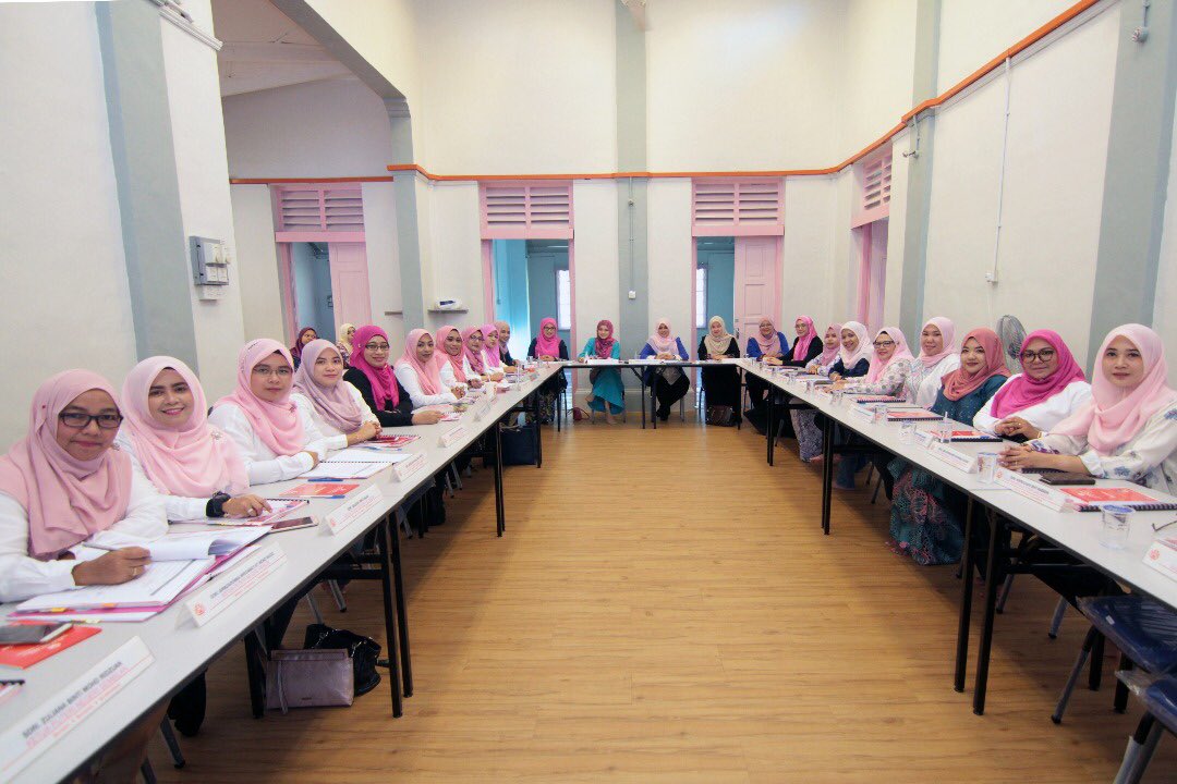PuteriUMNOMy's tweet photo. 8 Feb 2018 (Serambi Karya jalan Bellamy)
Mesyuarat EXCO Pergerakan Puteri UMNO Malaysia Bil 1,2018.

#PuteriBN
#PuteriUMNO
#PuteriPeduli
#Umno #BarisanNasional
#KamiGengNajibRazak https://t.co/xmjQwnZzcH