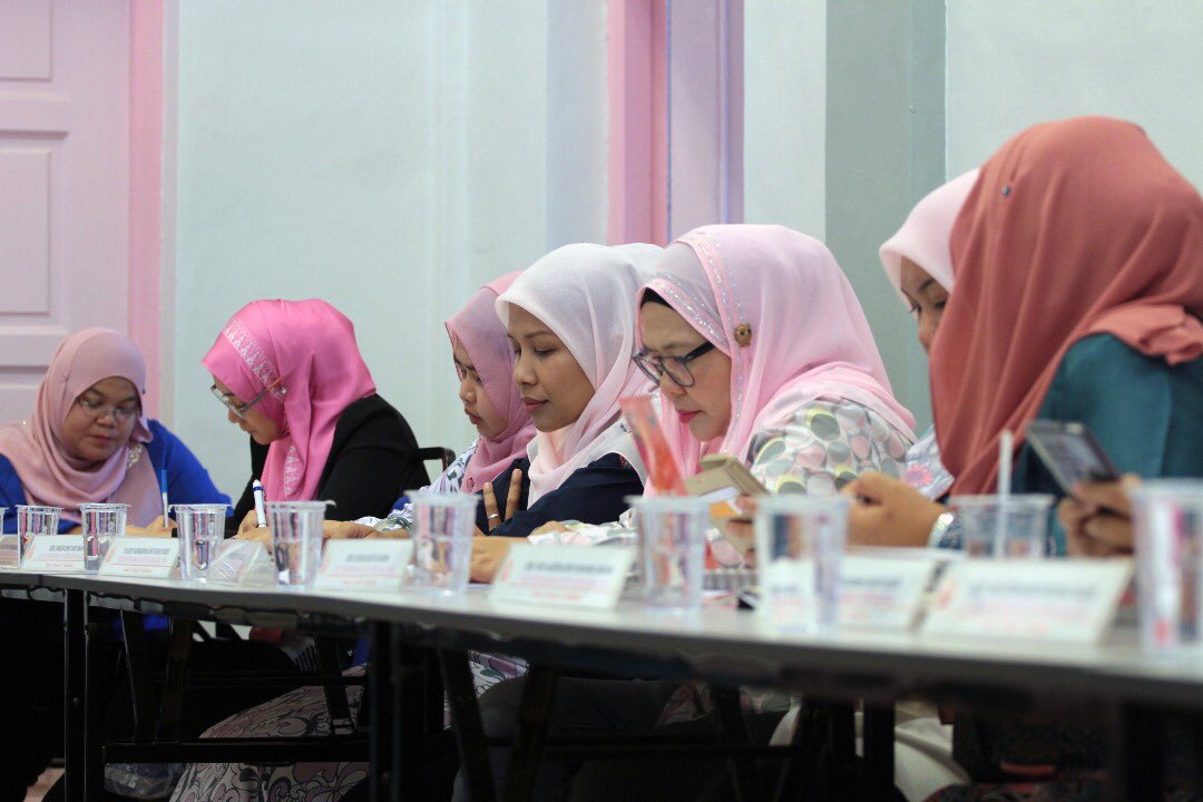 PuteriUMNOMy's tweet photo. 8 Feb 2018 (Serambi Karya jalan Bellamy)
Mesyuarat EXCO Pergerakan Puteri UMNO Malaysia Bil 1,2018.

#PuteriBN
#PuteriUMNO
#PuteriPeduli
#Umno #BarisanNasional
#KamiGengNajibRazak https://t.co/xmjQwnZzcH