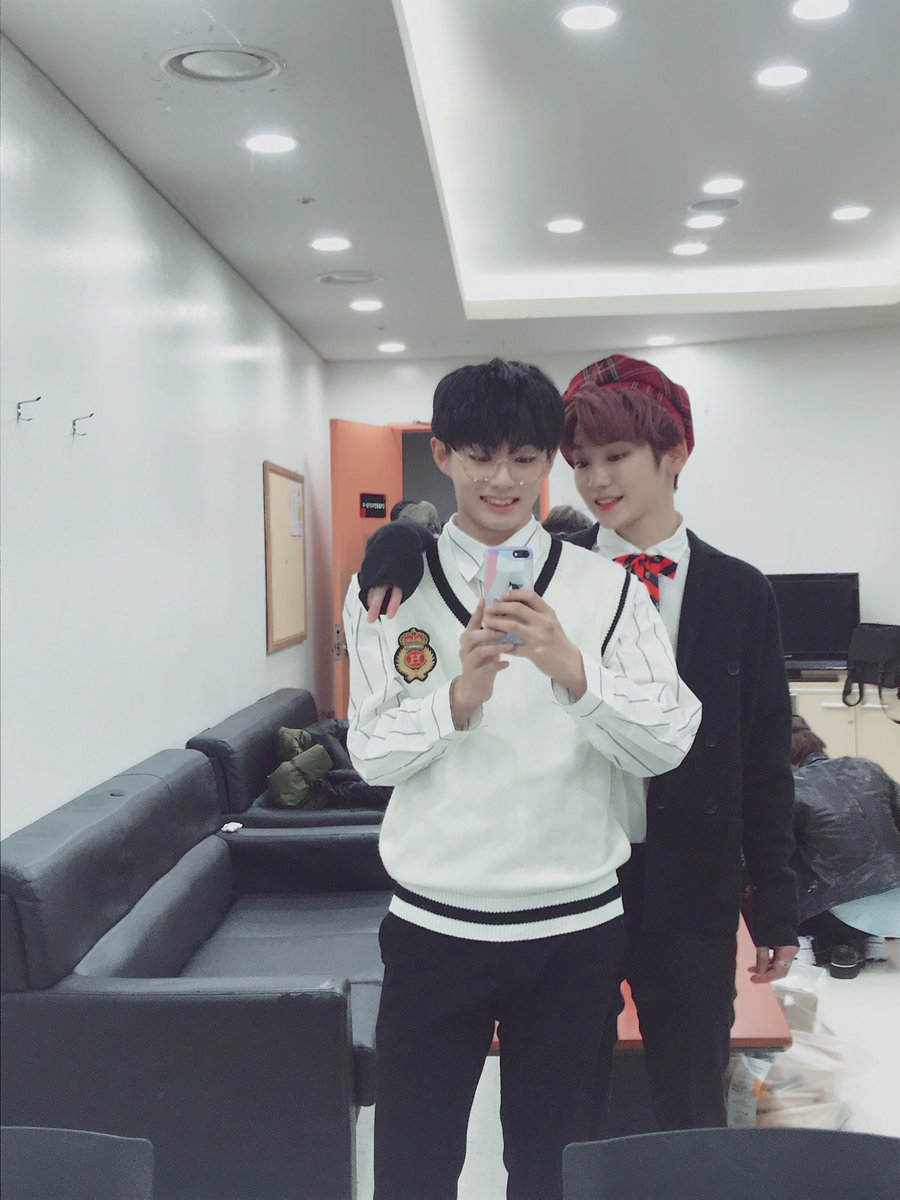 JBJtwt787's tweet photo. [#김용국😑] 3학년 2반 김용국입니다! https://t.co/iXLvx36kSB