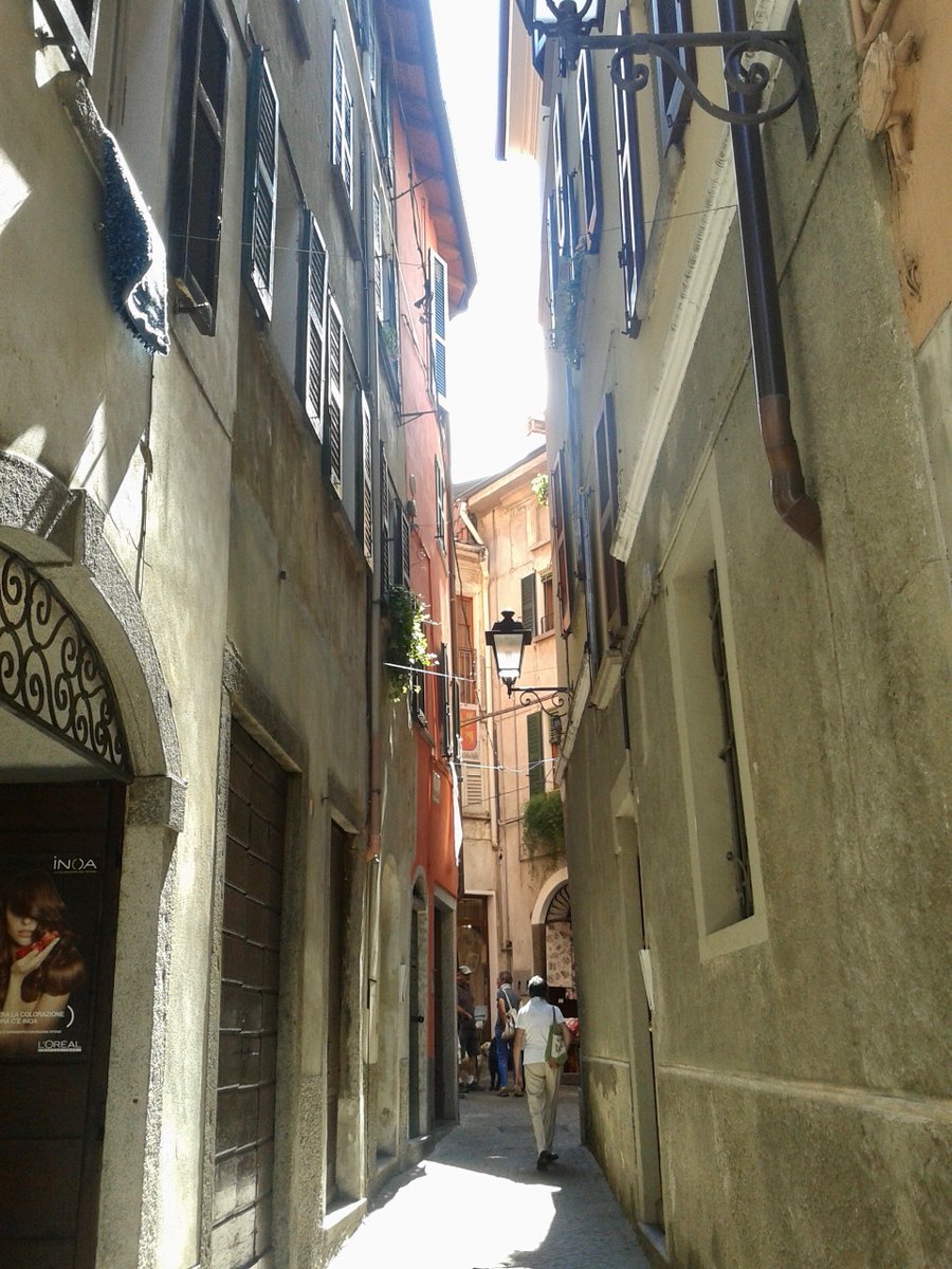 VistaLagoComo's tweet photo. Camminare tra i vicoli di #Bellano e cercare le parole dello #scrittore #AndreaVitali. Per la serie #booktour ispirati 📖😊🌞 https://t.co/gtfkYJSwmP