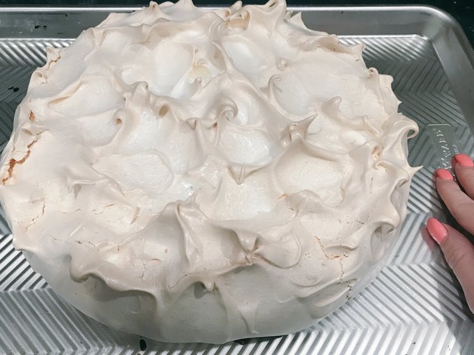 Ok I might&rsquo;ve made an enormous lemon meringue pie 🥧👀 (hand for scale) https://t.co/jciXObPgRQ