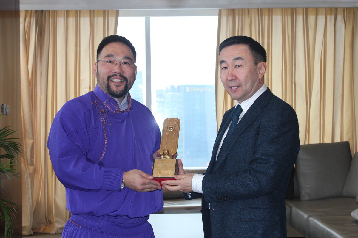 "Next Stop" ёслол хүндэтгэлийн наадмын "Шилжилтийн 25 жилийн эдийн засаг, бизнесийн топ залуу”-гаар шалгарсан М-Си-Эс Группийн Захирлуудын Зөвлөлийн дарга Ж.Оджаргалд МЗХ-ны Ерөнхийлөгч А.Мөнхбат “Алтан гэрэгэ” шагналыг өнөөдөр биечлэн гардууллаа.