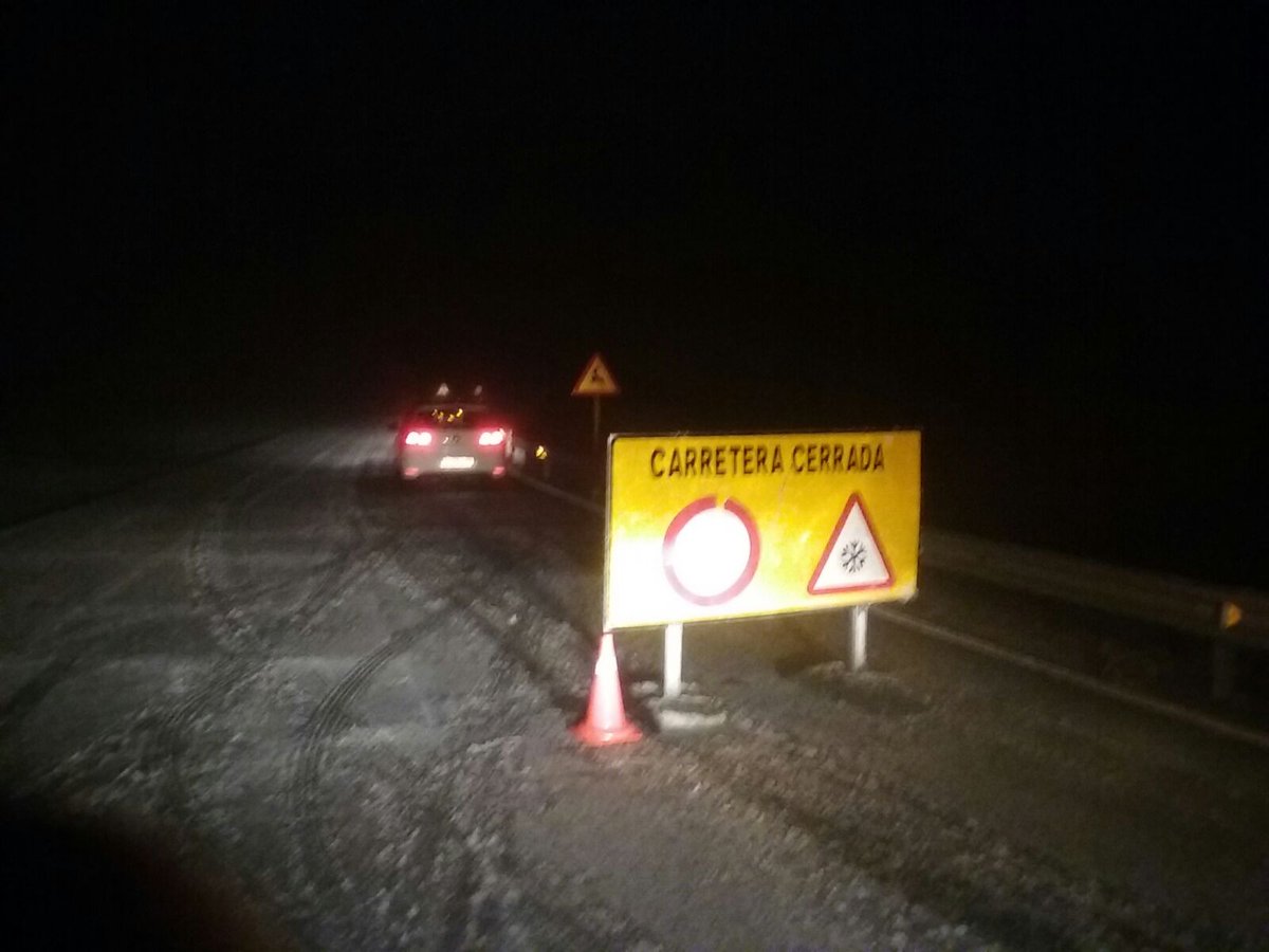 GranCanariaCab's tweet photo. #Aviso Situación peligrosa en la cumbre. Se cumplen los pronósticos y cae una fuerte nevada hasta Las Lagunetas. Hay fuertes vientos, caída de ramas y desprendimientos

3.- Cota baja 1500 m. Se procede al cierre de las carreteras afectadas

ABSTENERSE DE SUBIR

NO SE DEJARÁ PASAR https://t.co/hZOmu4cpzr