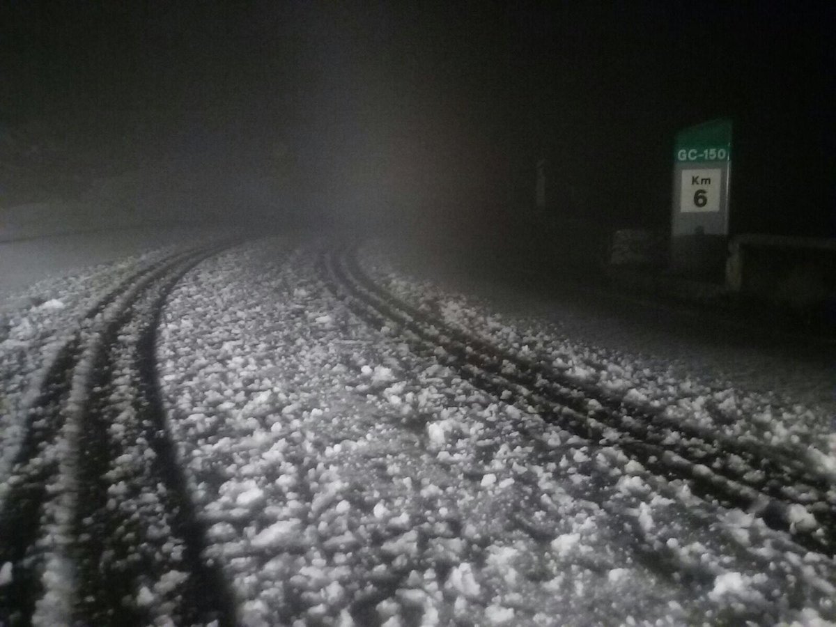 GranCanariaCab's tweet photo. #Aviso Situación peligrosa en la cumbre. Se cumplen los pronósticos y cae una fuerte nevada hasta Las Lagunetas. Hay fuertes vientos, caída de ramas y desprendimientos

3.- Cota baja 1500 m. Se procede al cierre de las carreteras afectadas

ABSTENERSE DE SUBIR

NO SE DEJARÁ PASAR https://t.co/hZOmu4cpzr