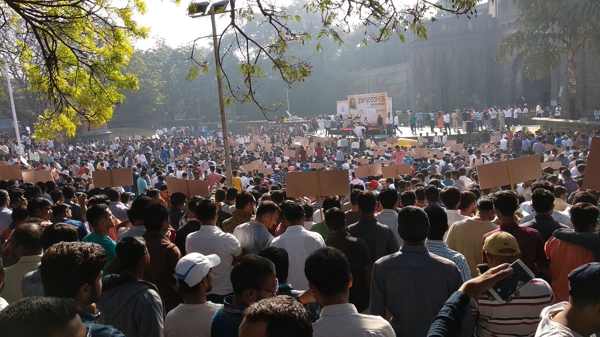 dhananjay_munde's tweet photo. महाराष्ट्र लोकसेवा आयोगाची परीक्षा देऊन प्रशासनात येऊ इच्छिणाऱ्या युवकांना सरकार विरोधात संघर्ष आणि आंदोलन करावे लागणे हे दुर्दैवी आहे. या आंदोलनास आणि त्यांच्या रास्त मागण्यास माझा जाहीर पाठिंबा आहे.
#MPSCMorcha #Pune https://t.co/IaZyiTZlUk