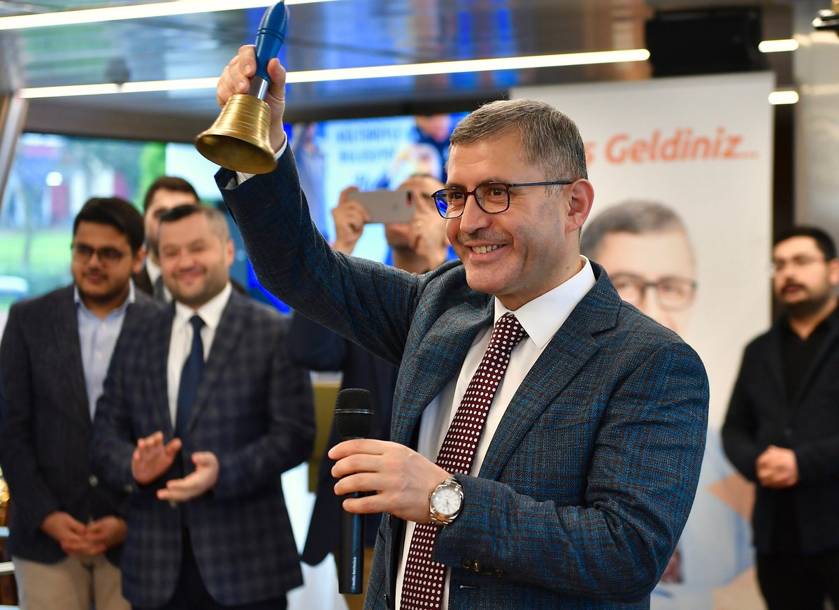 hilmiturkmen34's tweet photo. Yarı yıl tatilinin bitmesine en çok biz sevindik, çünkü Perşembe günlerimize liseli yavrularımızın güzel yüzleri ile başlamayı çabuk özlemiştik. Valide Sultan’da bugün Cumhuriyet Teknik Anadolu Meslek Lisesi’nden kızlarımızla Sanat Tarihi dersimizi yapıyoruz. https://t.co/09Umaw3zjx