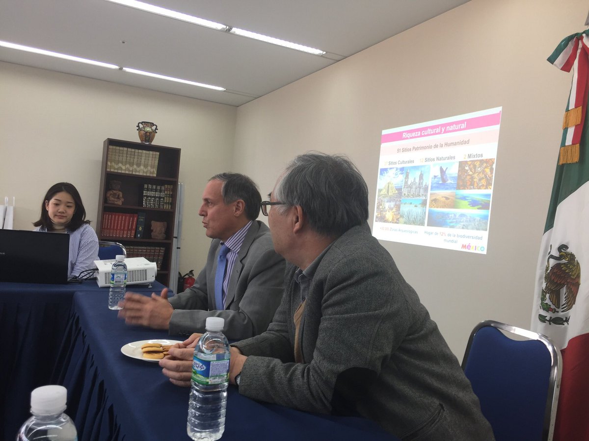 EmbaMexCor's tweet photo. El embajador @BrunoBFigueroa recibe esta tarde a un grupo de estudiantes de #DaeguCatholicUniversity que viajarán a #México a estudiar español https://t.co/hAW3HBbBuY