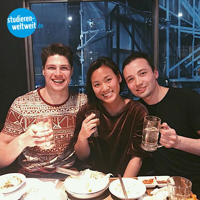 Wir lieben Correspondent-Reunions im Ausland! Gleich 3 unserer Studis tummeln sich gerade in #Tokio 🇯🇵. <a href="/_domsquare/">Dom</a> und <a href="/cindyreist_/">CindyReist</a> zeigen Pablo, ihrem Kollegen aus #Peking 🇨🇳, die Stadt. Mehr #Wiedersehensfreude weltweit gibt's hier: studieren-weltweit.de/inspirieren-la… #ErlebeEs 🎉🎈
