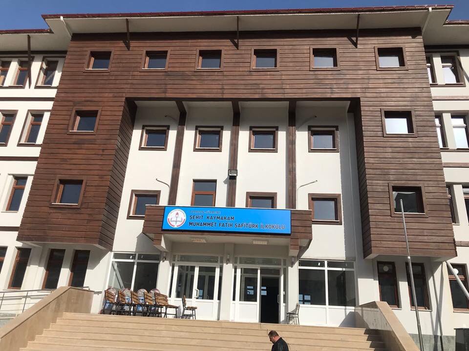 Sürmene Belediye Başkanımız Sayın Rahmi Üstün, İlçemiz Milli Eğitim Müdürü Sayın Halil Ibrahim Revi ile birlikte yapımı yeni tamamlanan Şehit Kaymakam Muhammet Fatih Safitürk İlkokulunda yapılan hazırlıkları yerinde bilgi alarak incelediler.